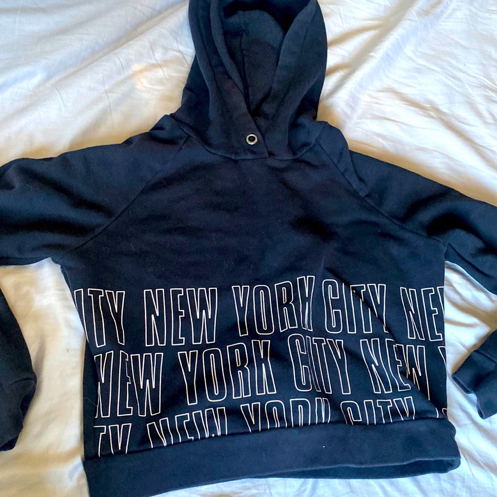 Black Aéropostale New York crop top in size xs. 80% cotton and 20% polyester.
